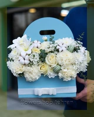 دسته گل مراسم ختم با گل‌های سفید و رنگ‌های ملایم برای همراهی در سوگ — تصویر ۳