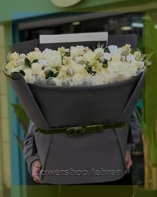 تاج گل کوچک ترحیم با طراحی ساده و سنگین برای مراسم ختم