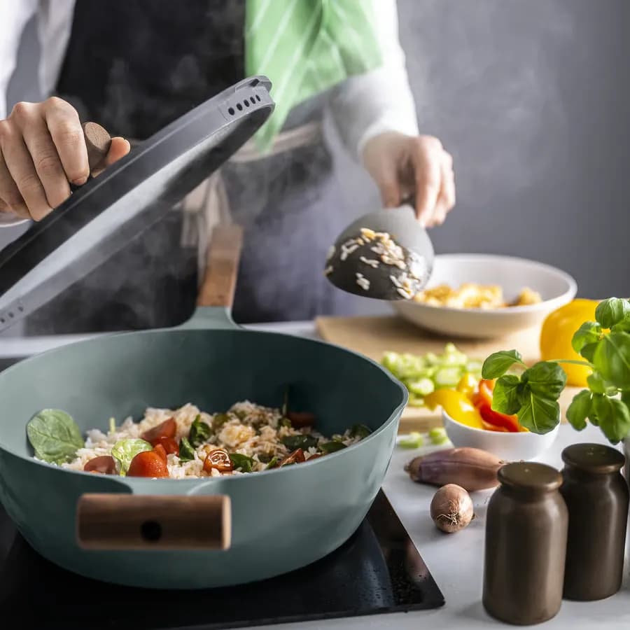 ماهیتابه با درب روکش نچسب شیشه‌ای/چوبی خاکستری-فیروزه‌ای سایز ۲۸ ایکیا مدل KLIPPFISK — تصویر ۶