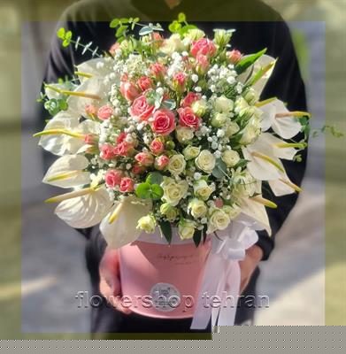 استند گل ترحیم با چیدمان کلاسیک برای انتقال احترام و همدردی — تصویر ۳