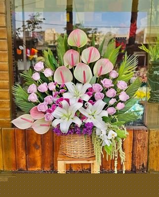 چیدمان ساده و باوقار سبد گل برای مراسم ترحیم برای لحظه‌های سخت