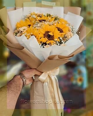 سفارش تاج گل ترحیم شیک برای ابراز همدردی محترمانه و آبرومند