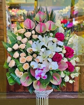 ترکیب جذاب تاج گل انلاین برای هدیه، دکور یا میز پذیرش