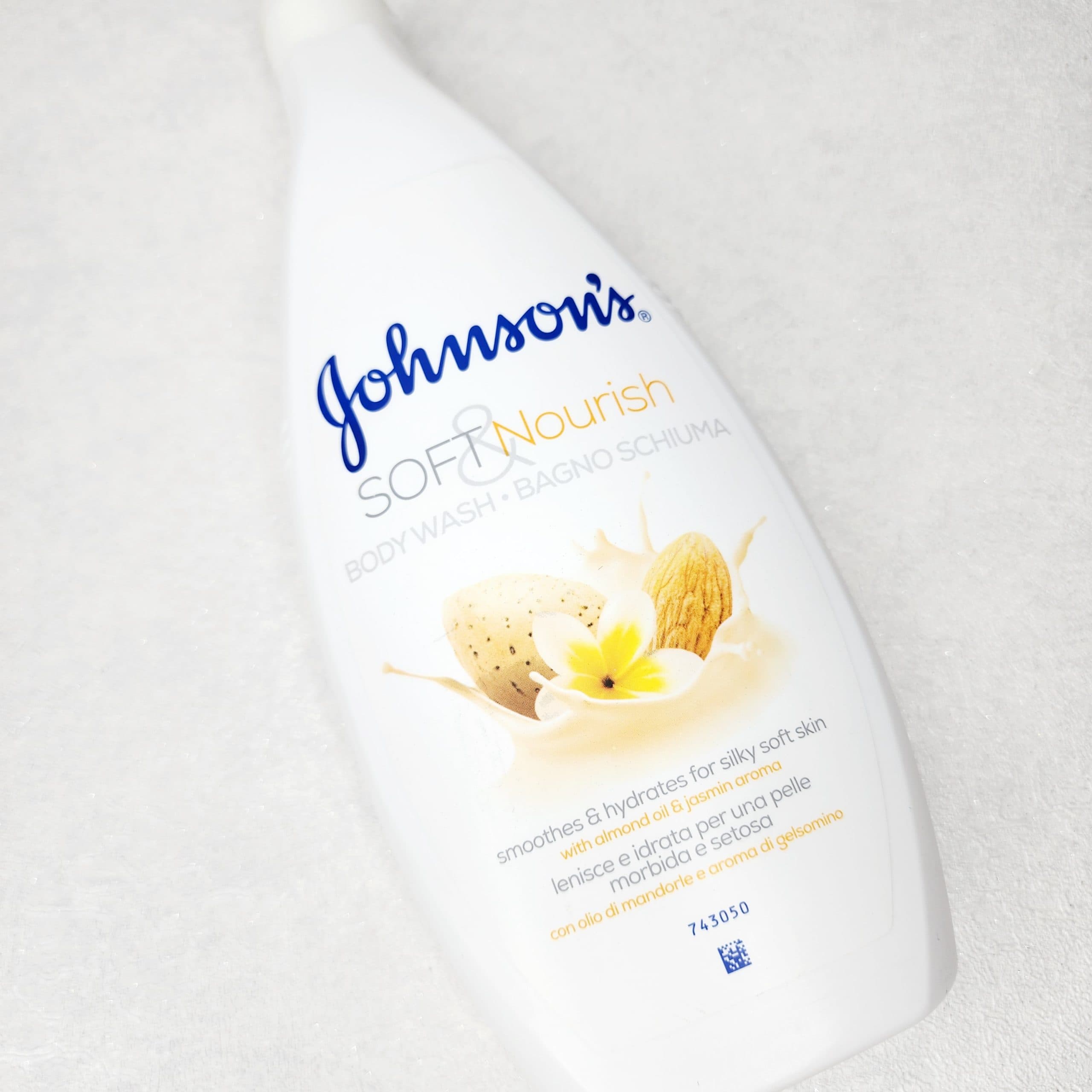 شامپو بدن جانسون Johnsons عصاره بادام و گل یاس مدل soft and nourish حجم 750ml — تصویر ۶