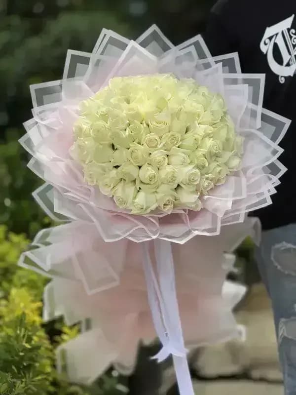 دسته گل شصت شاخه رز سفید هلندی بهترین کیفیت — تصویر ۳