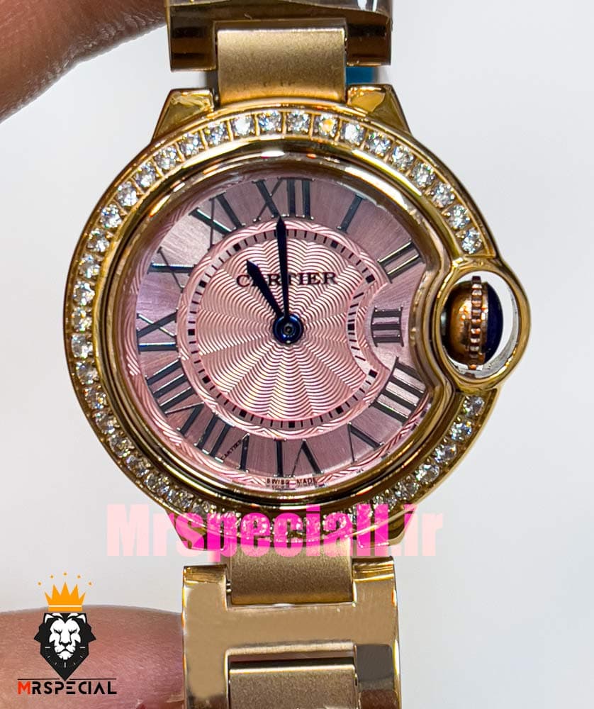 ساعت زنانه کارتیه مدل بالن بلو بند استیل رزگلد صفحه صورتی قاب نگین cartier ballon bleu 020910 — تصویر ۳