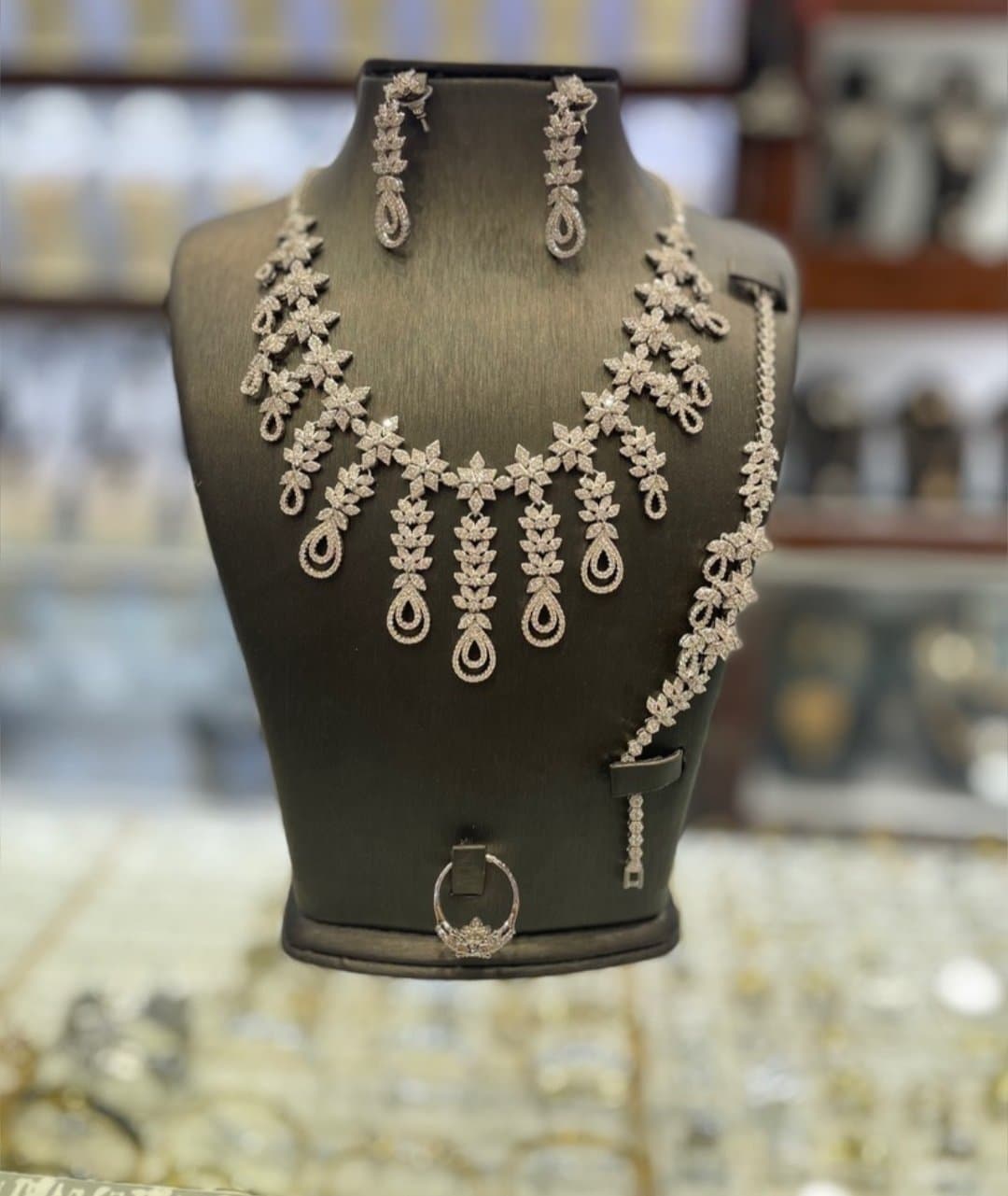 سرویس عروس نگین زیرکنی اتمی مدل آبشاری اصل اورجینال نیم‌ست مجلسی زنانه طرح جواهر (گردنبند، گوشواره، دستبند، انگشتر) — تصویر ۴
