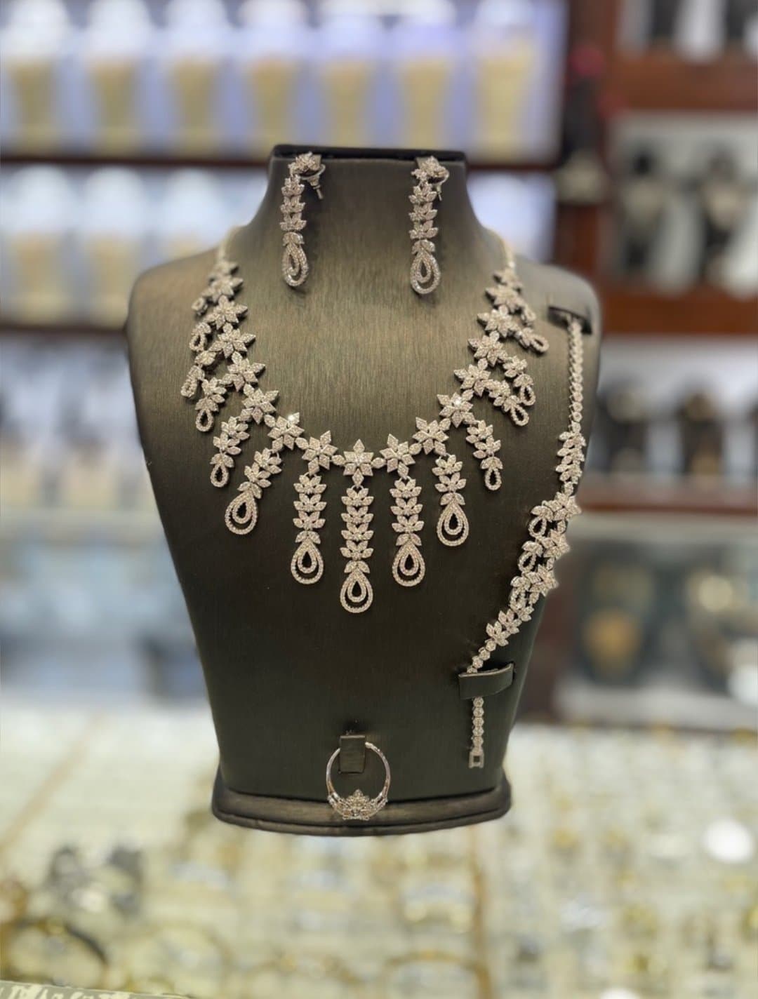 سرویس عروس نگین زیرکنی اتمی مدل آبشاری اصل اورجینال نیم‌ست مجلسی زنانه طرح جواهر (گردنبند، گوشواره، دستبند، انگشتر)