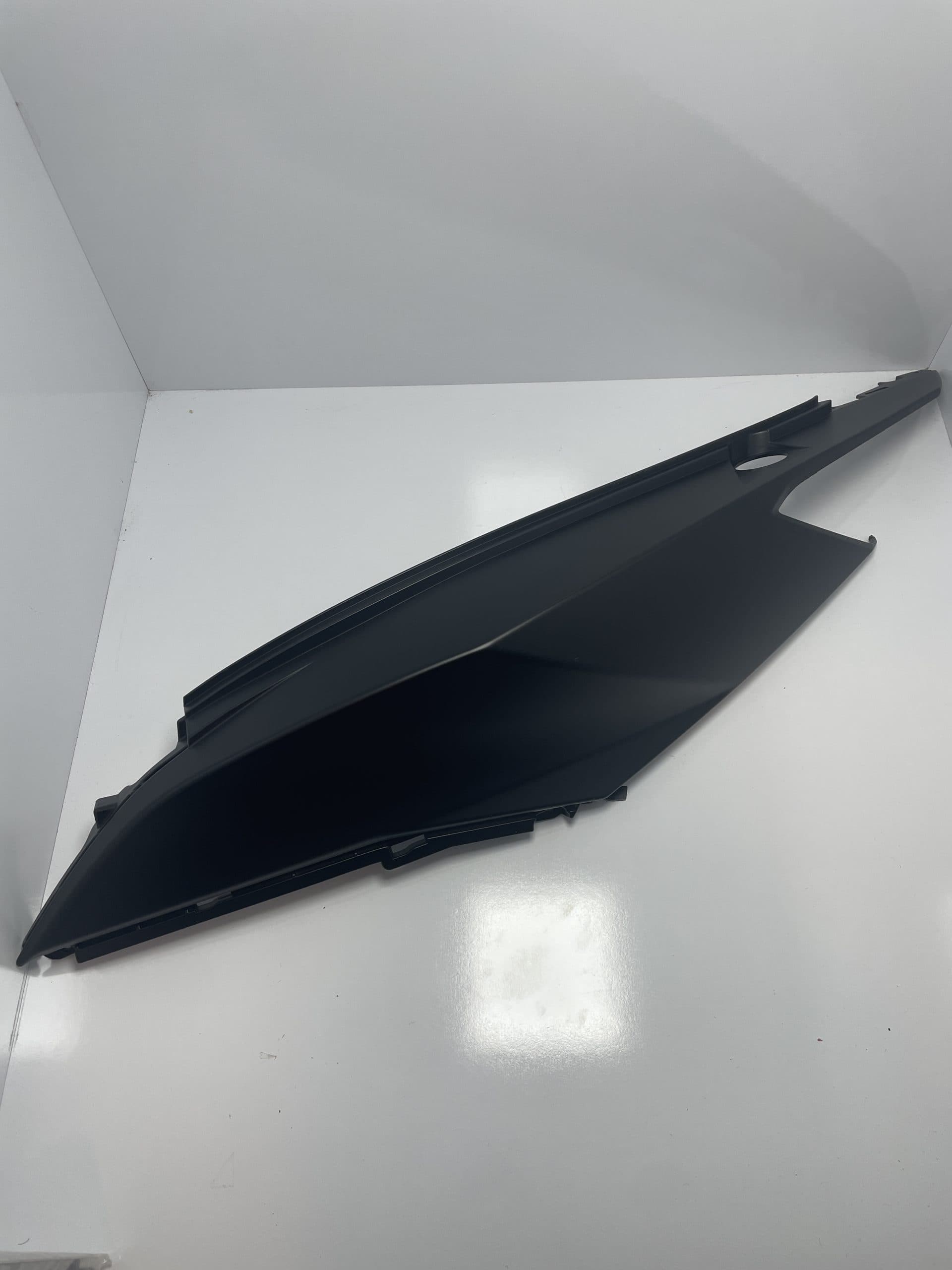 قاب زیر زین مشکی مات چپ اورجینال J200 SYM