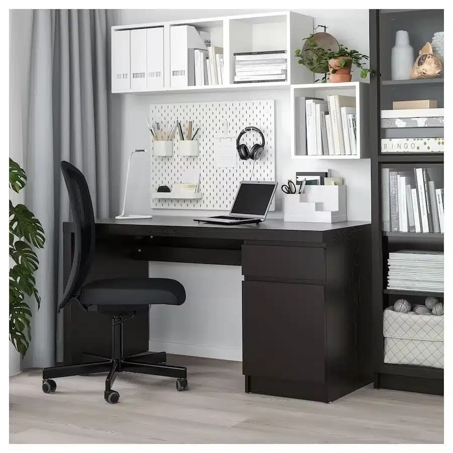 میز تحریر 140×65 قهوه ای تیره ایکیا MALM — تصویر ۵