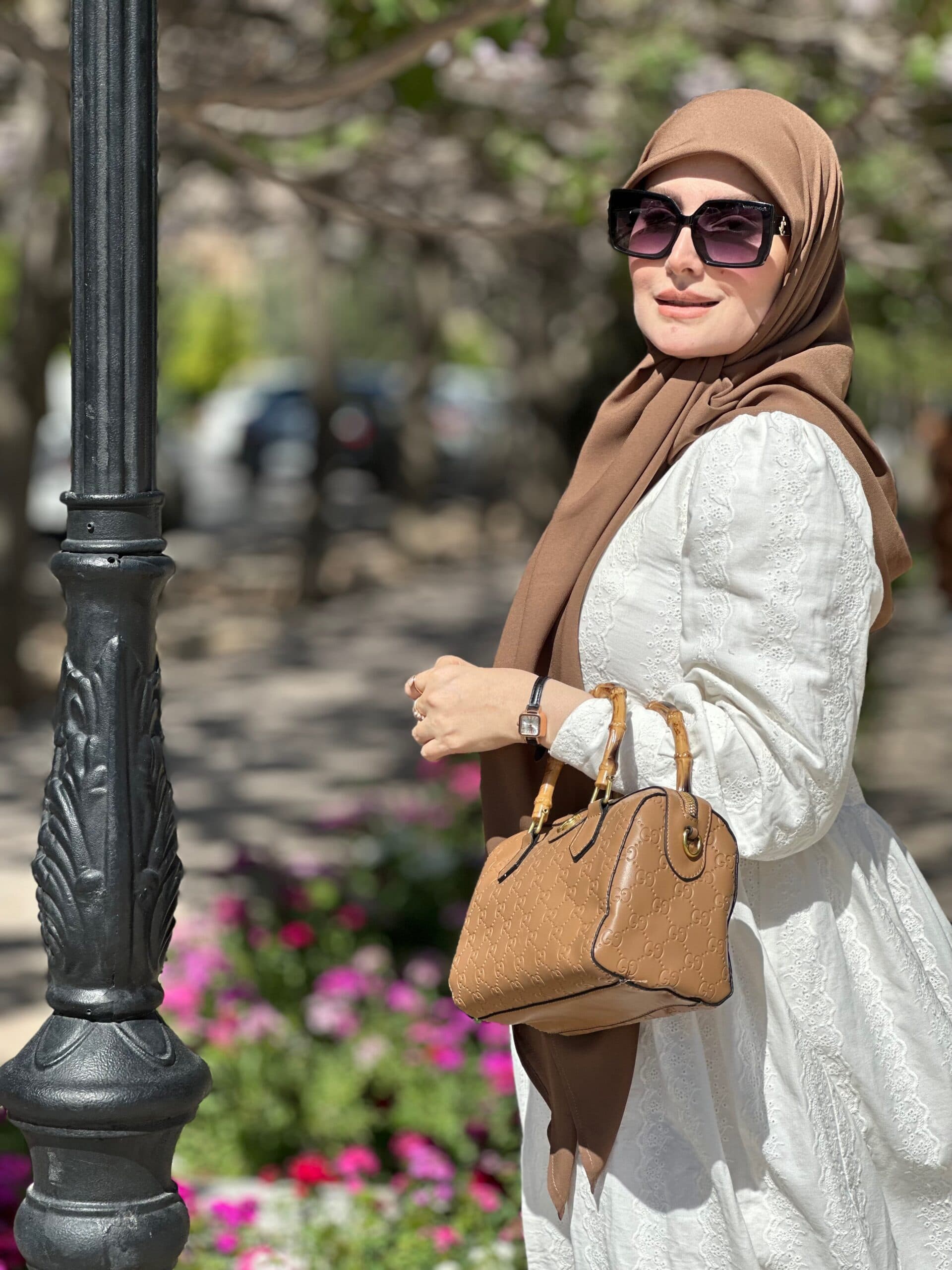 روسری کرپ حریر نسکافه ای — تصویر ۴