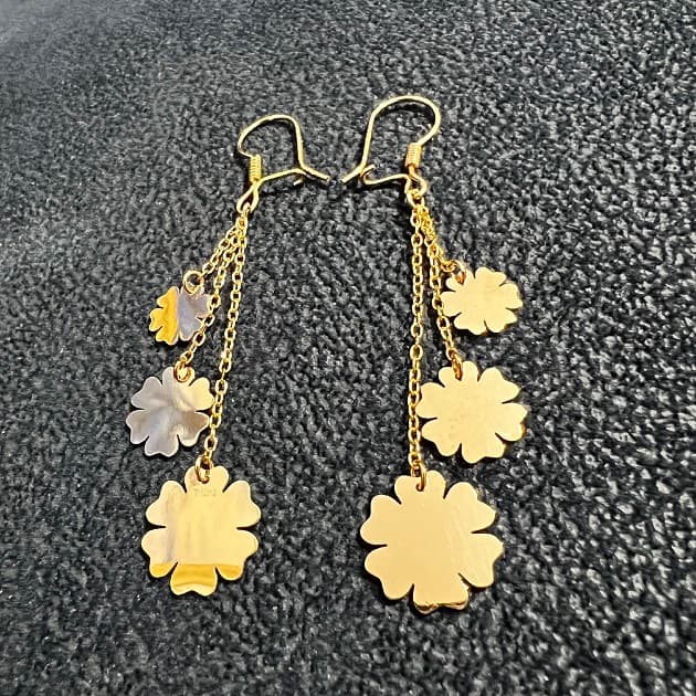 گوشواره طلا 18 عیار زنانه سوزیانا مدل سه گل 3.3 گرم — تصویر ۵