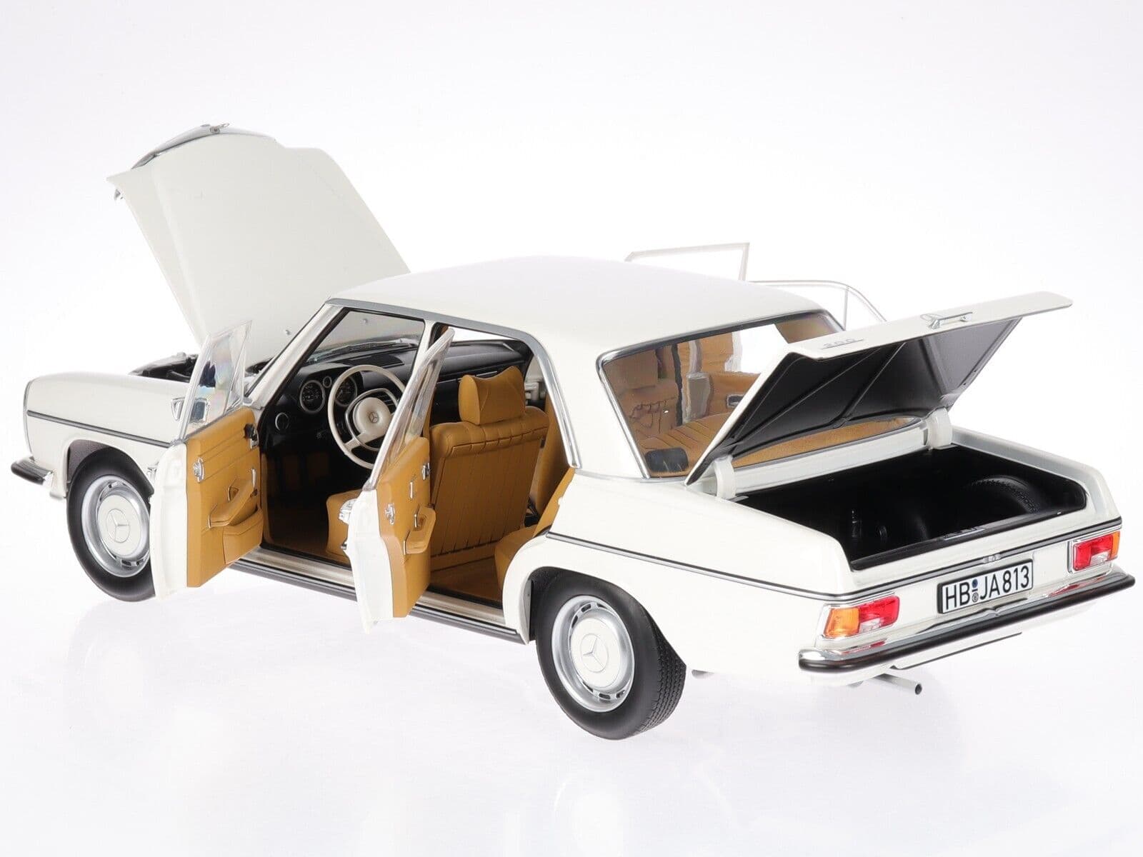 ماکت ماشین بنز معماری Mercedes Benz 200 W115 1968 برند Norev — تصویر ۱۰