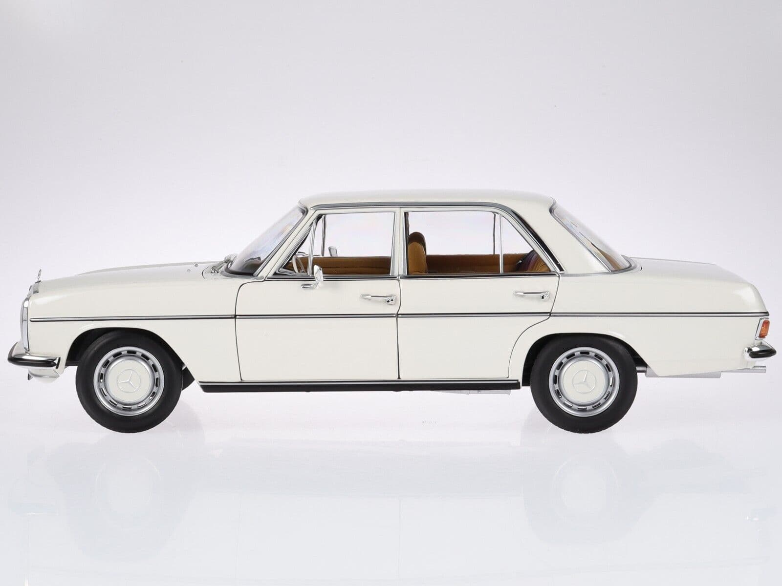 ماکت ماشین بنز معماری Mercedes Benz 200 W115 1968 برند Norev — تصویر ۱۱