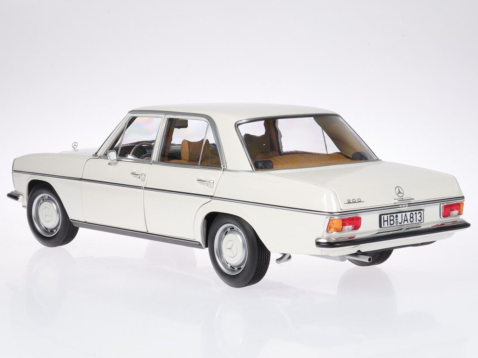 ماکت ماشین بنز معماری Mercedes Benz 200 W115 1968 برند Norev — تصویر ۵
