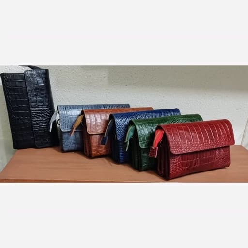 کیف دوشی دخترانه چرم طبیعی سرخانه دارکیف دوشی تکبند زنانه کیف زنانه اسپرت کیف زنانه سایز ظریف کیف چرم طبیعی