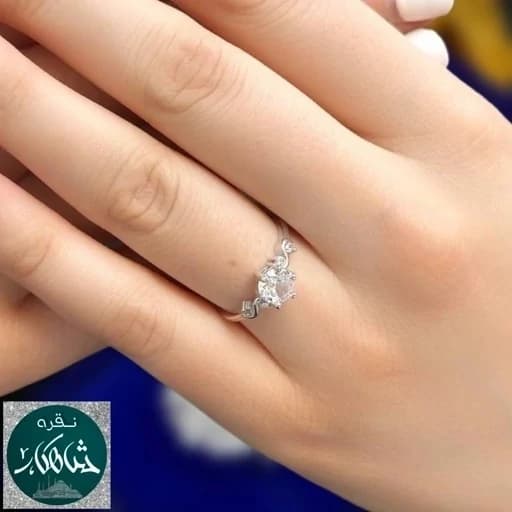 انگشتر زنانه نقره شاهکار مدل تک نگین عیار 925 آبکاری طلاسفید فریم شیک همراه با فاکتور رسمی