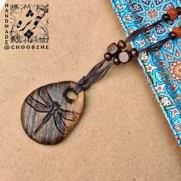 گردنبند چوبی دستساز زنانه و مردانه طرح سنجاقک چوبژه — تصویر ۲