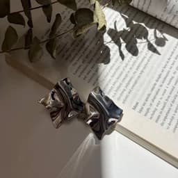 گوشواره نقره ای موج دار مدل زو — تصویر ۲