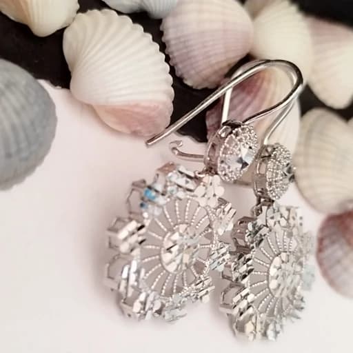 گوشواره نقره زنانه طرح گل تراش دار عیار 925 روکش طلا سفید BSJ silver