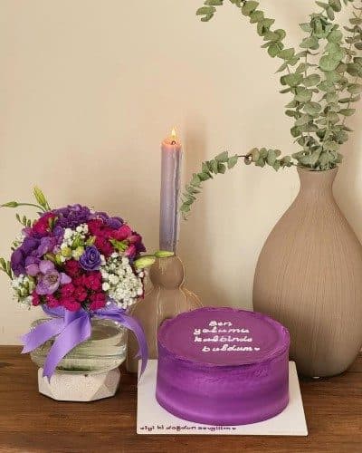 کیک تولد برای ۱۵ نفر و باکس گل