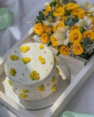 کادو تولد با گل تولد و کیک برای مادر