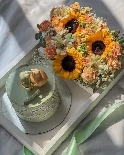 کادو تولد با گل تولد و کیک برای عروس — تصویر ۳