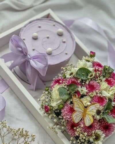 کادو تولد با گل تولد و کیک شیک — تصویر ۲