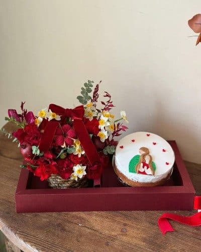 کیک تولد و باکس گل برای پسر چهار ساله