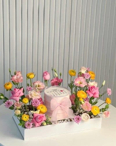 کیک تولد و باکس گل لاکچری ساده دخترانه