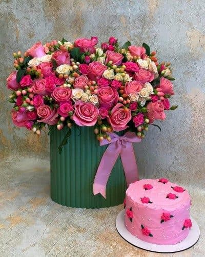 کادو تولد با گل تولد و کیک کوچک برای دختر