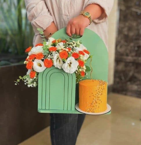 کیک تولد و باکس گل برای فروردین ماهی ها — تصویر ۳