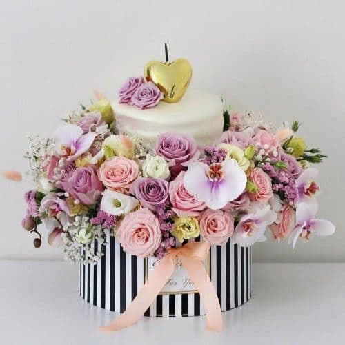 کیک تولد نیم کیلویی و باکس گل