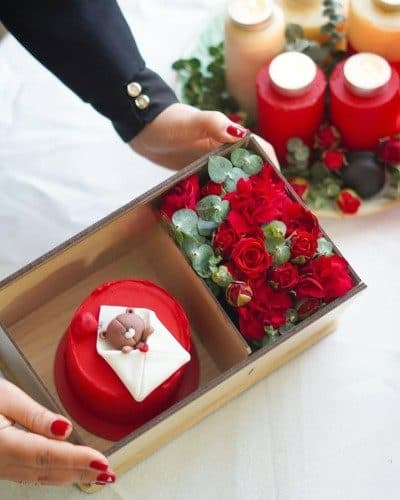 کیک تولد و باکس گل خاص آبی