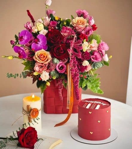 کادو تولد با گل تولد و کیک برای کودک — تصویر ۳