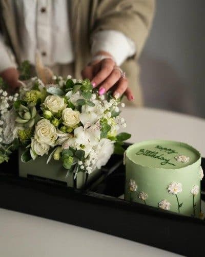 کیک تولد و باکس گل برای پسر جوان