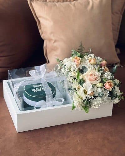 باکس گل با کیک تولد لاکچری برای خواهر