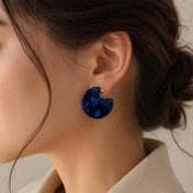 گوشواره زنانه نیم حلقه رزینی آبی — تصویر ۳