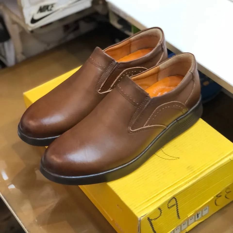 کفش چرم مردانه مدل فانتوم عسلی رویه چرم طبیعی زیره PU طبی — تصویر ۹