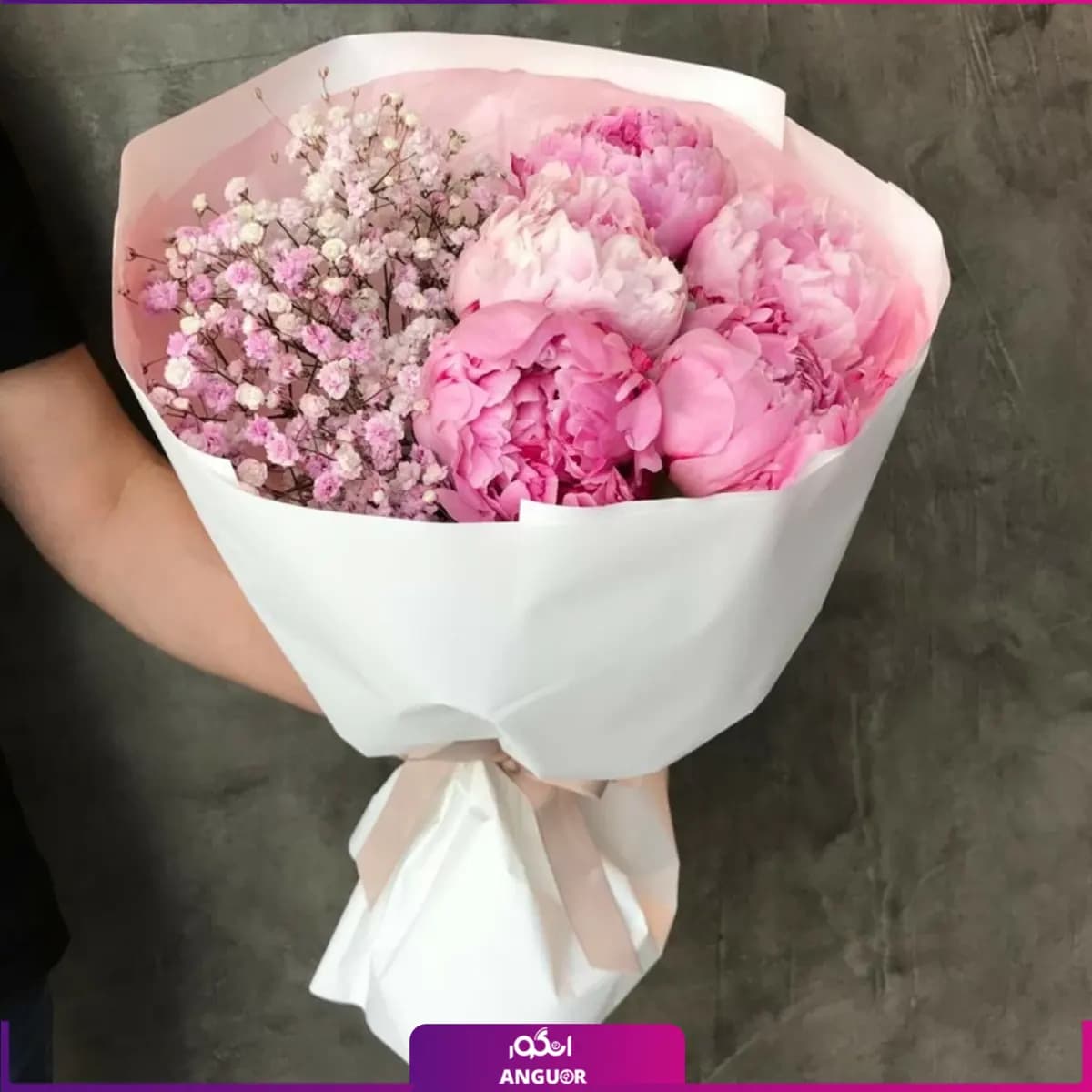 دسته گل 5 شاخه پیونی با گلهای چیپسی