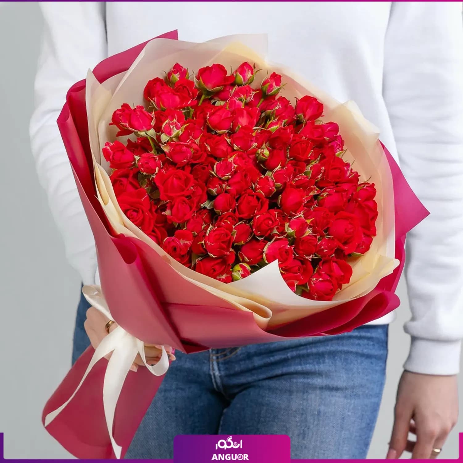 دسته گل رز مینیاتوری قرمز با دورپیچی کاغذ — تصویر ۲