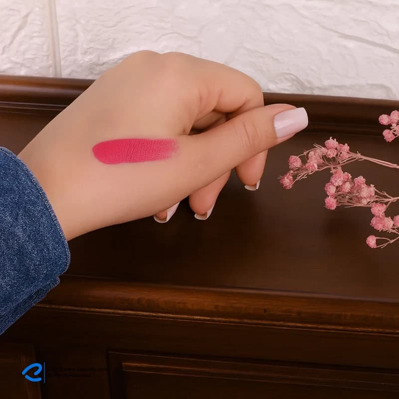 کالیستا رژ لب جامد مات سرخابی بافت سبک 4 میلی‌لیتر — تصویر ۴