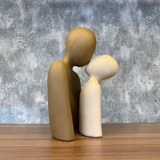 مجسمه رومیزی زوج بوسه قهوه ای کرم