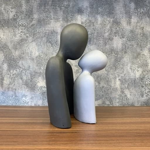 مجسمه زوج بوسه طوسی — تصویر ۲