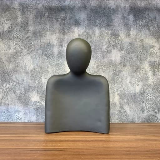 مجسمه زوج بوسه طوسی — تصویر ۴
