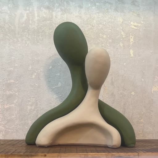 مجسمه زوج عشق سبز و کرم — تصویر ۳