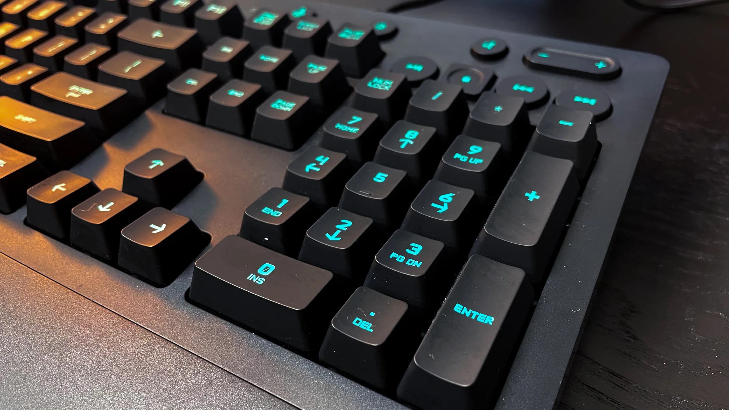 کیبورد سیم دار گیمینگ لاجیتک مدل LOGITECH G213 — تصویر ۱۲