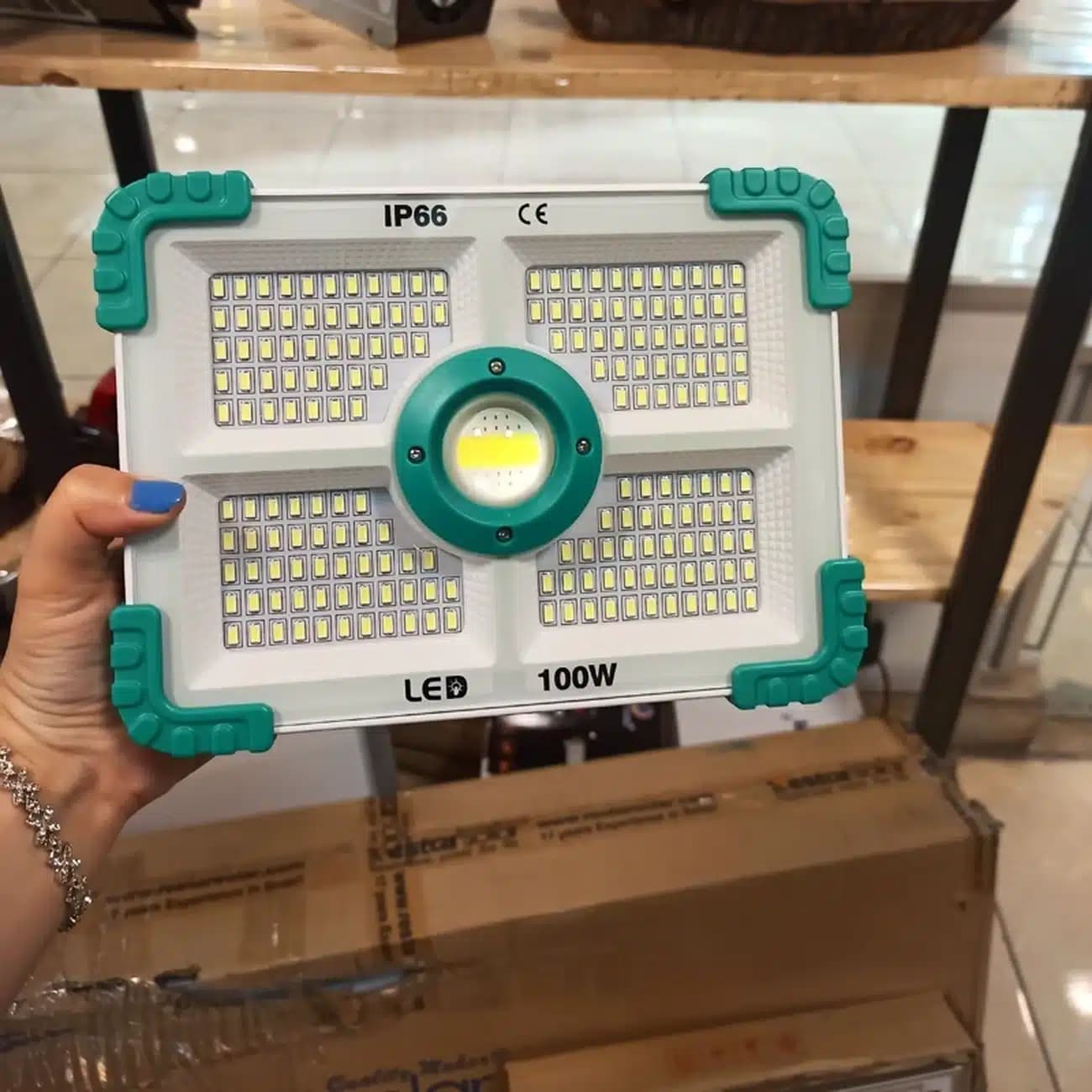 چراغ پروژکتور شارژی خورشیدی مدل ZB-L188 چندکاره — تصویر ۵