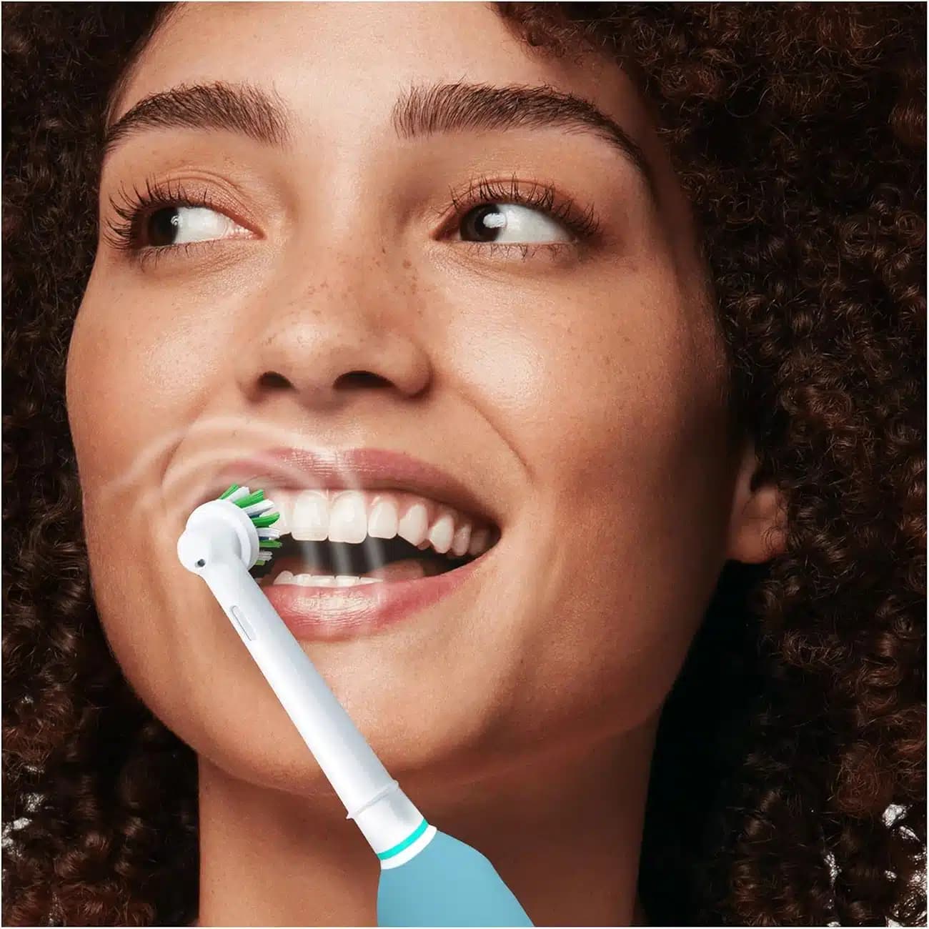 مسواک برقی اورال بی Oral-B مدل PRO1-700 کراس اکشن — تصویر ۸