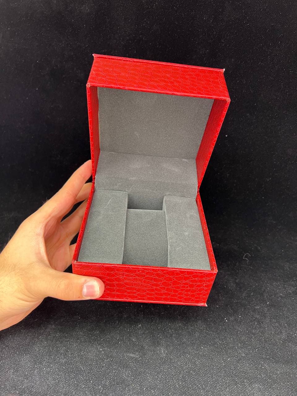 جعبه ساعت چرم داخل فوم و جیر قابل اضافه شدن پلاک با مارک های مختلف کد 2315067 — تصویر ۳
